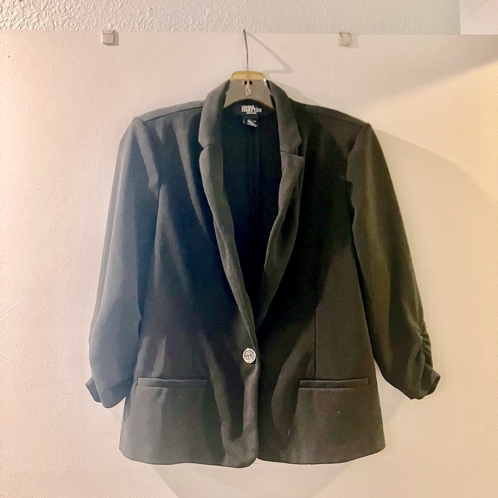 Elegant Black Blazer with Button Detail
